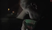 Tehotná herečka sa s tým nepára. Zverejnila video ako vracia v aute