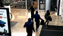 VIDEO: Nevydarená lúpež v Eurovei. Páchatelia si brúsili zuby na cennosti z klenotníctva