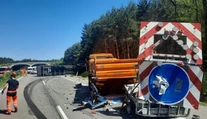 Nákladiak na D2 smerom do Česka vrazil do cestárov. Úsek bol neprejazdný