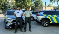 Ležal v kaluži krvi a prestal dýchať. Policajti bojovali o jeho život priamo na ulici