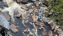 VIDEO: Splav rozbúrenej rieky sa zmenil na nočnú moru. Turistovi museli amputovať nohu priamo medzi perejami