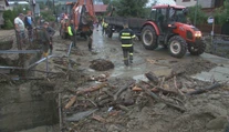 Vybrežená voda zo Šarišského potoka zaplavila domy aj pozemky