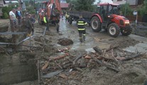 Vybrežená voda zo Šarišského potoka zaplavila domy aj pozemky