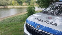 Tragédia v Šúrovciach. Štvorica mužov sa šla kúpať do Váhu, dvaja sa utopili