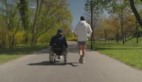 Obyčajný skok do vody sa zmenil na tragédiu. Dnes paralympionik hovorí o živote po úraze
