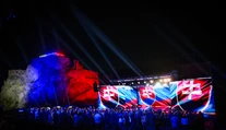 Pod pódium mohli iba pozvaní, bežní ľudia sedeli inde. Oslavy príchodu vierozvestcov vyvrcholili galavečerom
