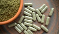 Na Slovensku je nová rastlinná droga kratom. Prirovnávajú ju k CBD, táto je však návyková