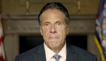 Guvernér Cuomo odmietol obvinenia z nevhodných dotykov a obťažovania