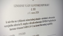 Na Slovensku stále platí mimoriadna situácia. Doteraz sa nenašla vôľa na jej zrušenie