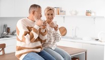 Pijete kávu každé ráno? Odborníci vysvetľujú, čo robí s telom a kedy môže škodiť
