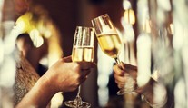 Alkohol a mastné jedlá? Gastroenterológ vyvracia mýtus