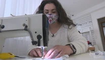 Šiť sa naučila sama vďaka videám, rovno začala so šatami. Jej doménou sú však kabelky