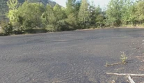 Nad Tisovcom majú dechtové jazero. Z opustenej skládky je tisíc ton environmentálnej záťaže