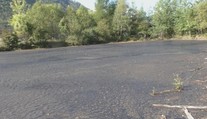 Nad Tisovcom majú dechtové jazero. Z opustenej skládky je tisíc ton environmentálnej záťaže