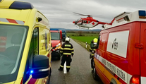 FOTO: Tragédia v okrese Levice. Zrážka dodávky s osobným autom si vyžiadala jednu obeť