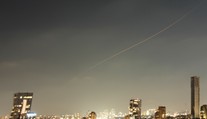 Irán vypálil na Izrael rakety, Tel Aviv zvažuje odvetu