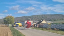 Pre tínedžerku s poranenou hlavou letel vrtuľník. Pri zrážke auta s traktorom sa zranili traja ľudia