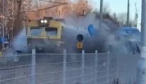 VIDEO: Hrozivo vyzerajúca nehoda. Vlak rozmetal autobus zakliesnený na priecestí