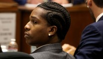 A$AP Rocky na súde: Hrozí mu až 24 rokov väzenia. Na súd s ním prišla aj jeho partnerka Rihanna