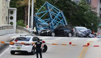 VIDEO: Tragédia na Floride. Kus žeriavu aj s robotníkom sa zrútil na prechádzajúce autá