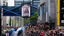 FOTO: Fanúšikovia naplnili ulice, aby sa rozlúčili s Ozzym Osbourneom. Jeho pozostatky pred pohrebom previezli Birminghamom