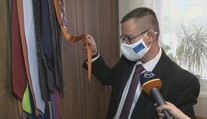 Peter zbiera kravaty politikov. Darovali mu ich prezidenti či králi z celého sveta