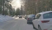 Obrovský nápor turistov na Skalke. Polícia musela uzatvoriť cestu