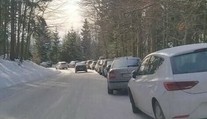 Obrovský nápor turistov na Skalke. Polícia musela uzatvoriť cestu