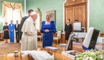 FOTO: Pápež dostal od Z. Čaputovej med z prezidentskej záhrady i nabíjačku na elektromobil