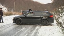 Zima zaskočila turistov na východe Slovenska. S autami sa ocitli na klzisku