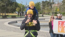 Slovensko dojal pochod otca malého Vilka: Bojuje o jeho život, no čas sa kráti. Pomôcť môže len drahá liečba