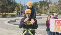 Slovensko dojal pochod otca malého Vilka: Bojuje o jeho život, no čas sa kráti. Pomôcť môže len drahá liečba