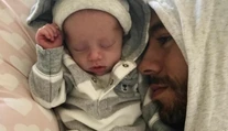 Najrozkošnejšie video, aké dnes uvidíte: Hrdý otecko Enrique bozkáva dcérku