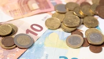 Stovky tisíc ľudí si jednorazovo polepšia. Štátni a verejní zamestnanci dostanú odmenu 800 eur