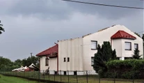 FOTO: V obci Záhor odtrhol silný vietor z domu celú strechu