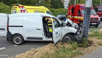 FOTO: Nehoda na strednom Slovensku. Vodičovi prišlo nevoľno, nasledoval tvrdý náraz do stĺpa