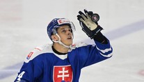 Třinec ukončil špekulácie o odchode slovenského obrancu. Patrik Koch podpísal s klubom nový kontrakt