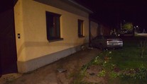 FOTO: Úradoval alkohol. Muž (32) autom vyletel z cesty a „zaparkoval“ v rodinnom dome