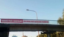Objavili sa nápisy "Homoši preč z Bratislavy" s podpisom Jána Mrvu: Už padlo trestné oznámenie