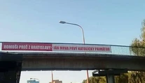 Objavili sa nápisy "Homoši preč z Bratislavy" s podpisom Jána Mrvu: Už padlo trestné oznámenie