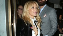 Hádam nikdy nebola krajšia. Kylie Minogue po boku snúbenca kvitne