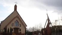 Kňaz z Poľska kúpil pozemok s domom, v ktorom žije rodina. Chce ich vysťahovať a zbúrať ho, vraj kazí obraz kostola