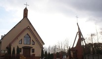 Kňaz z Poľska kúpil pozemok s domom, v ktorom žije rodina. Chce ich vysťahovať a zbúrať ho, vraj kazí obraz kostola