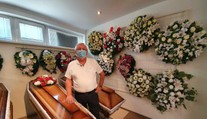 Šéf pohrebnej služby: O smrti sa v rodinách nehovorí, blízki nedokážu zosnulých ani obliecť