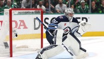 NHL rozdávala ocenenia, najviac ich dostal  Hellebuyck. S prázdnymi rukami neodišiel ani Ovečkin