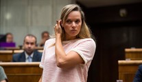 R. Tabaková sa postarala  v SND o divadlo. Z hľadiska vykrikovala na hercov, školila ich o etike, zvyšní diváci ju vypískali