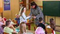 Väčšina učiteľov príde o regionálny príplatok. Dostanú ho iba v troch okresoch, no aj im sa zníži