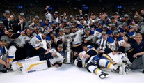 VIDEO: Hráči St. Louis prvýkrát získali Stanleyho pohár, Boston zdolali na jeho ľade