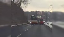 VIDEO: Riskantný manéver autobusu v českom meste vydesí každého. Vodiča okamžite vyhodili