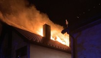 Dôchodcom po blesku zhorela strecha nad hlavou. Obec sa zomkla a spravila úžasné gesto